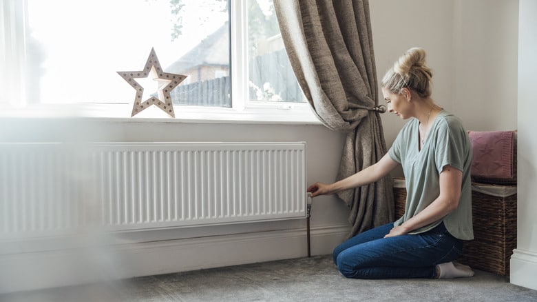 tips for hanging curtains when windows are above radiators 1705601724